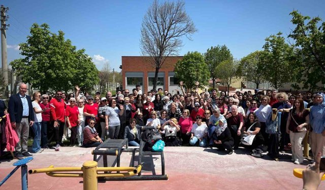 Yaşlı bakımı öğrencileri 60+ Tazelenme Üniversitesi'ne konuk oldu