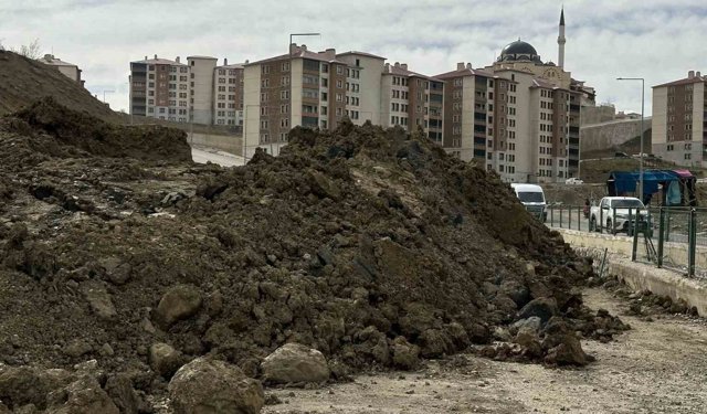 Yüksekova'da heyelan ulaşımı aksatıyor: Pizok yolunda ulaşım 1 aydır tek şeritten sağlanıyor
