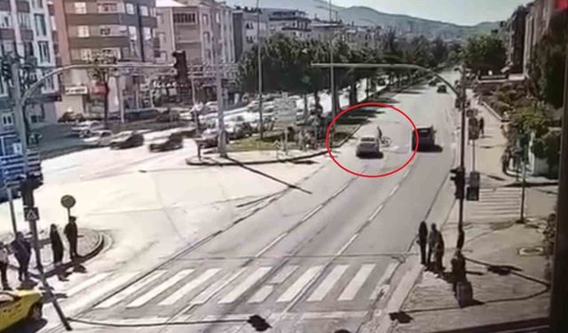 12 yaşındaki çocuğun hayatını kaybettiği feci kaza kamerada: Gözyaşlarıyla uğurlandı