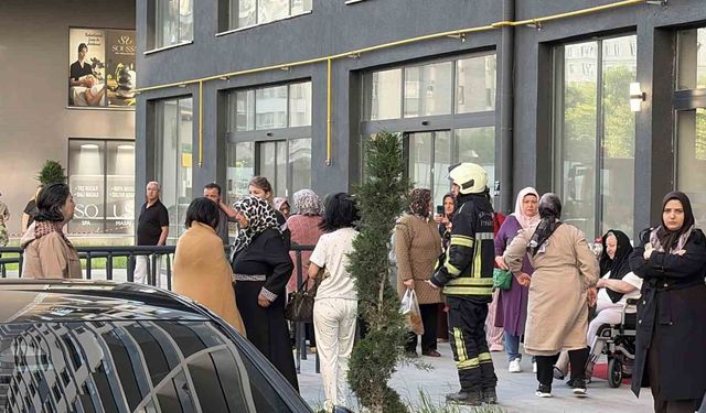 20 katlı binada yangın paniği: Bina sakinleri yanlış alarmla sokağa döküldü