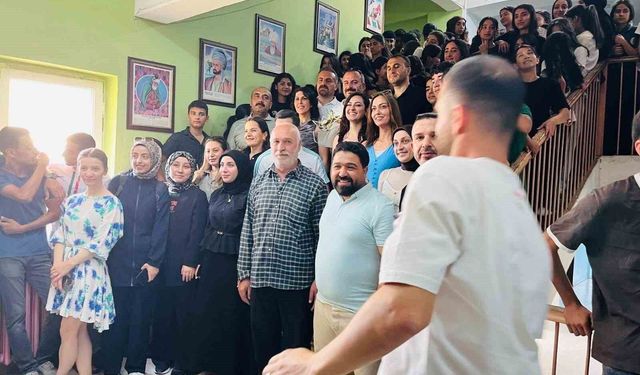 20 yıldır görev yaptığı okuldan alkışlar eşliğinde hüzünle ayrıldı