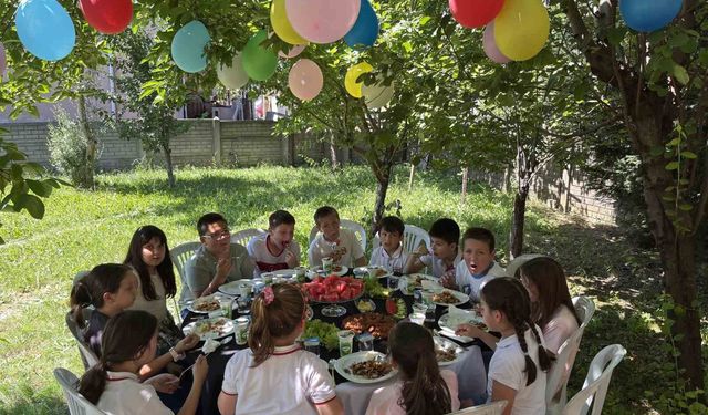 3 yıldır öğrencilere bahçesini açan çift, bu yıl da geleneği bozmadı