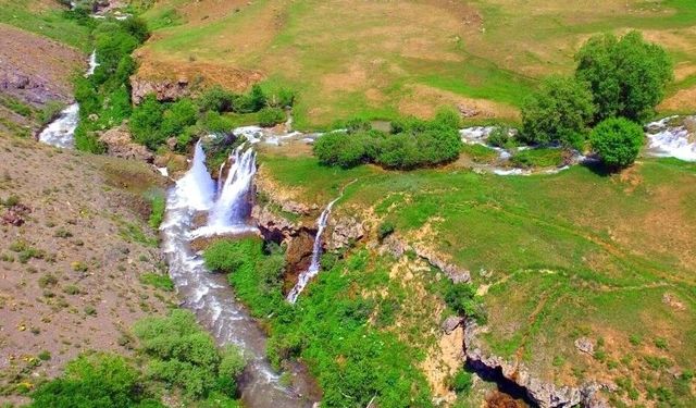 30 metreden dökülen Konarlı Şelalesi doğaseverleri büyülüyor