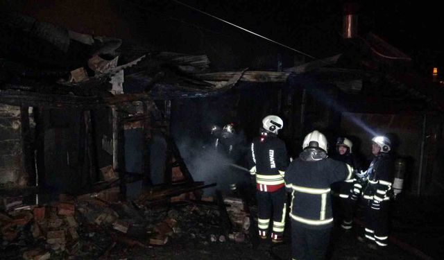 Alevlere teslim olan ahşap ev kullanılamaz hale geldi