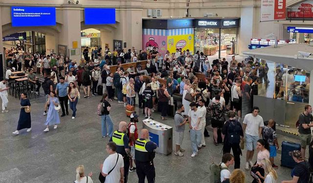 Almanya'da demir yolu ağı çöktü: Tren seferleri 90 dakika boyunca yapılamadı