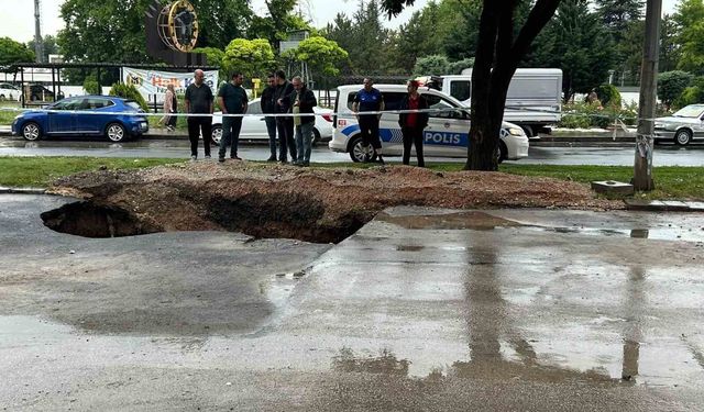 Ankara'da sağanak sonrası yolda çökme meydana geldi