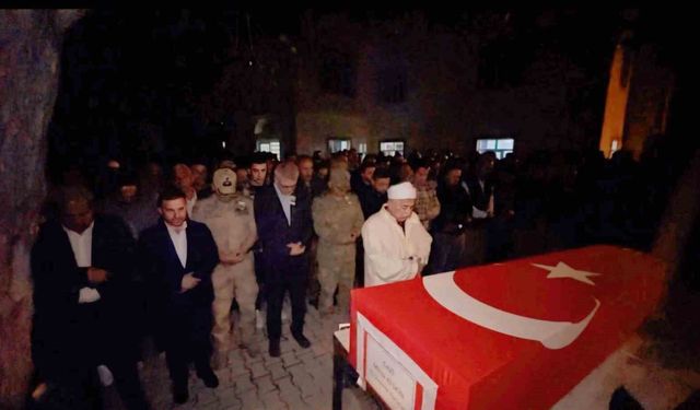 Ankara'dan getirilen gazi Mirza Keskin'in naaşı, Yüksekova'da düzenlenen törenle toprağa verildi