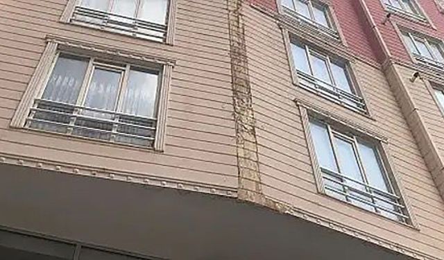Apartmanın dış cephe kaplaması otomobilin üzerine düştü