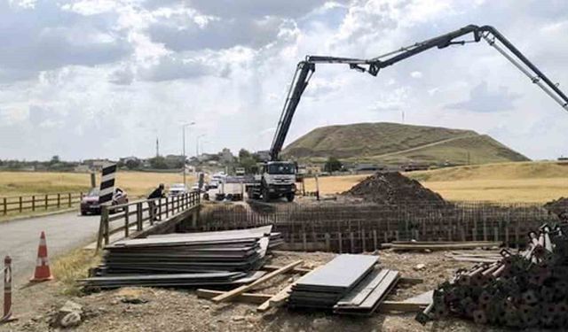 Araban'da kırsal mahalleleri ilçeye bağlayan köprüyü yenileme çalışmaları sürüyor
