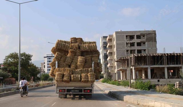 Aşırı saman yüklü pikabın trafikteki tehlikeli yolcuğu