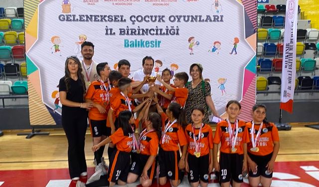 Ayvalık'ta küçük mahallenin büyük şampiyonları gururlandırdı