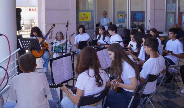Ayvalık'ta Zeytin Çekirdeklerinden sezon finali konseri
