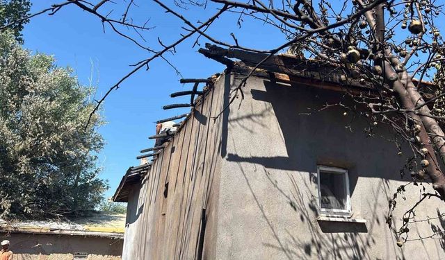 Bahçede tutuşan otlar müstakil evde yangın çıkardı