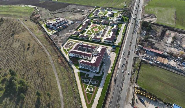 Bakan Göktaş, Diyarbakır'ın ilk huzurevinin olduğu kampüste incelemelerde bulundu