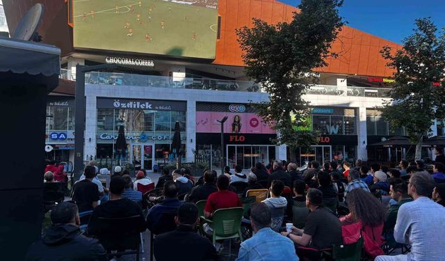 Balıkesir'de milli heyecan dev ekranlarda izlendi