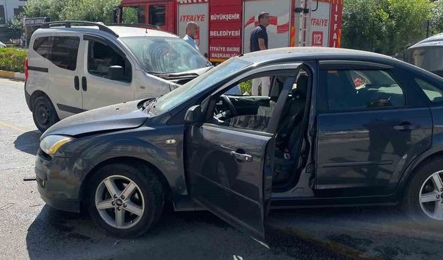 Balıkesir'de otomobiller çarpıştı: 3 yaralı