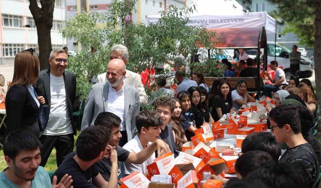 Başkan Çolakbayrakdar: 'Gençlerimizin hayallerine dokunan projeler üretmeye devam edeceğiz'