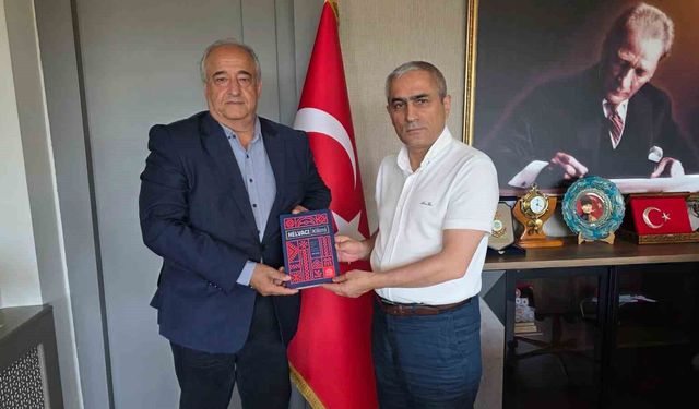 Başkan Öztürk'ten Kaymakam Güney'e 'Helvacı Kilimi' kitabı takdimi