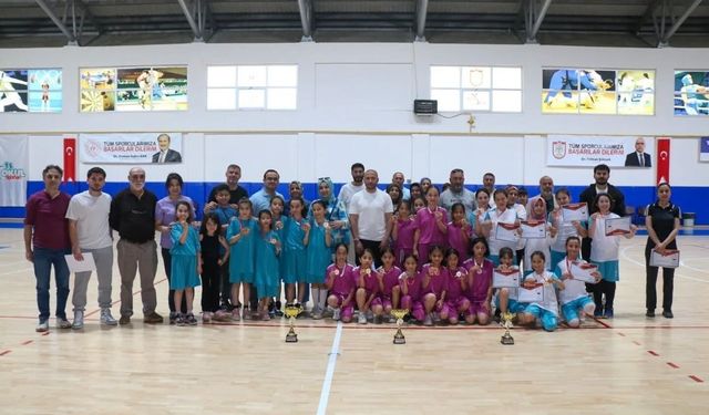 Basketbolda şampiyon Şeyh Şamil İlkokulu