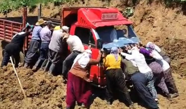 Berivanlar çamura saplanan kamyoneti itekleyerek kurtardı