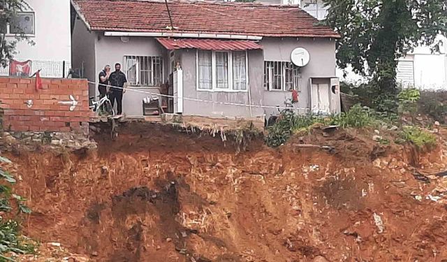 Bilecik'te bir ev toprak kayması ihtimaline karşı tahliye edildi