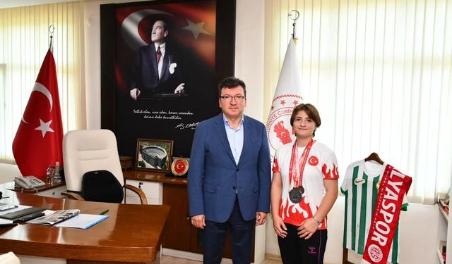 Bilek güreşinde dereceler elde eden Ayşe Büyükkaçar, ilçenin gururu oldu