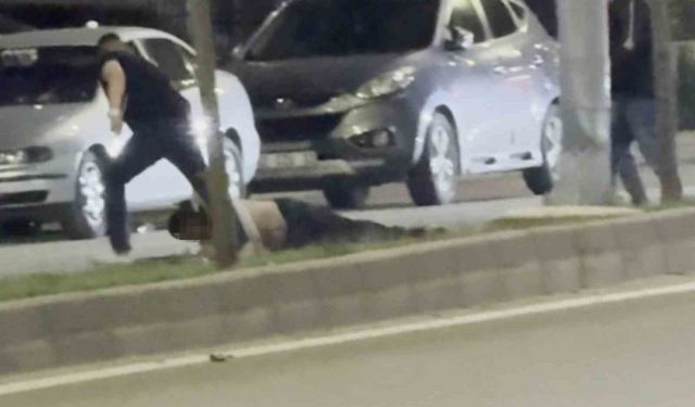 Bir tokatla yere serdiği şahsı sürükleyerek götürdü, o anlar kamerada