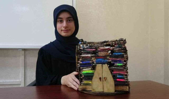 Biriktirdiği küçük kalemlerden minyatür ev yaptı