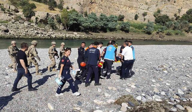 Boğulma tehlikesi geçiren ailesini kurtardı, kendisi hayatını kaybetti