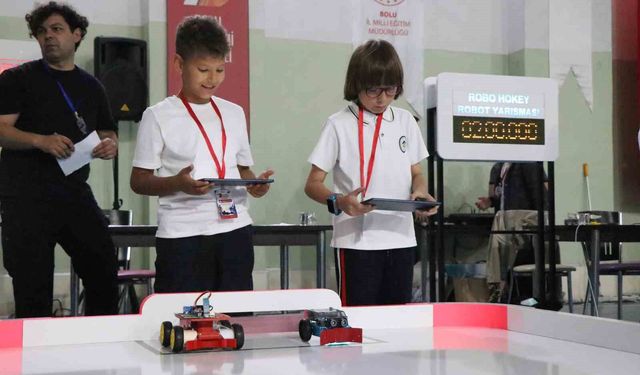 Bolu'da öğrenciler tasarladıkları mini robotlarla yarıştı