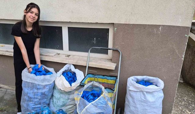 Boyu kadar mavi kapağı depremzedeler için topladı