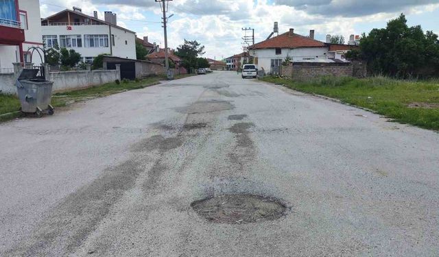 Bozuk yollar tepki çekti, mahalleli isyan etti