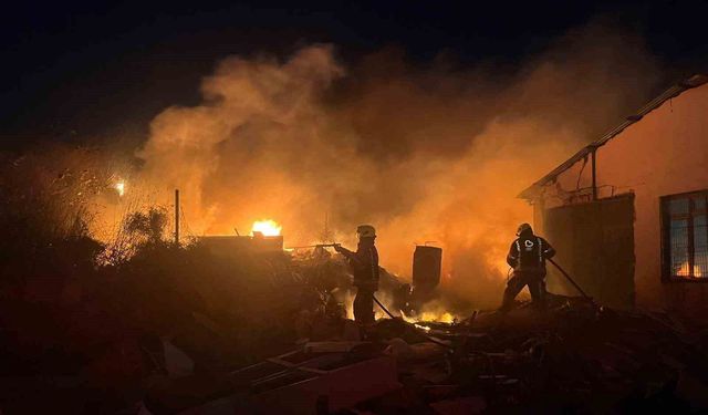Burhaniye' de ot yangını korkuya neden oldu