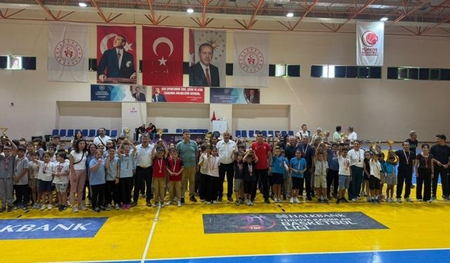 Burhaniye'de Geleneksel Çocuk Oyunlarında dereceye girenlere ödülleri verildi