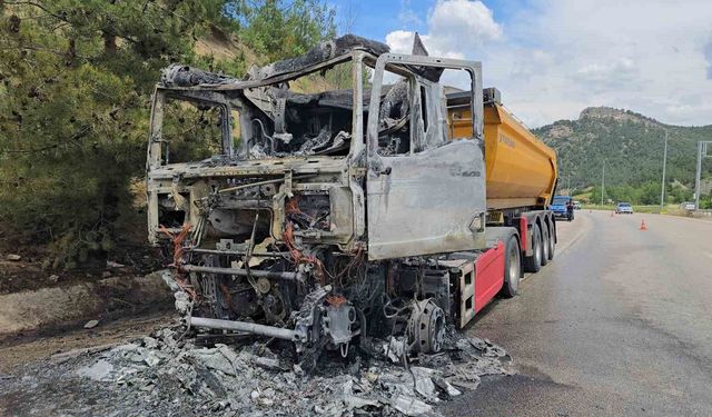 Cam madeni yüklü tır seyir halindeyken alev topuna döndü: Sürücü son anda kurtuldu