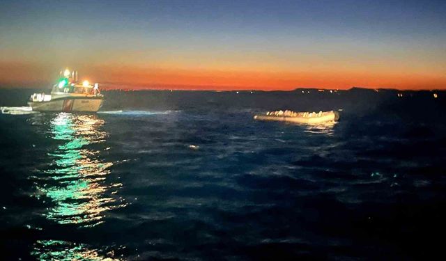 Çanakkale'de motoru arızalanan lastik botla sürüklenen 30 kaçak göçmen kurtarıldı