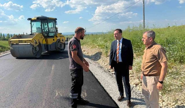 Çavdarhisar'da İlcikören bağlantı yolunda asfalt çalışmaları yerinde incelendi
