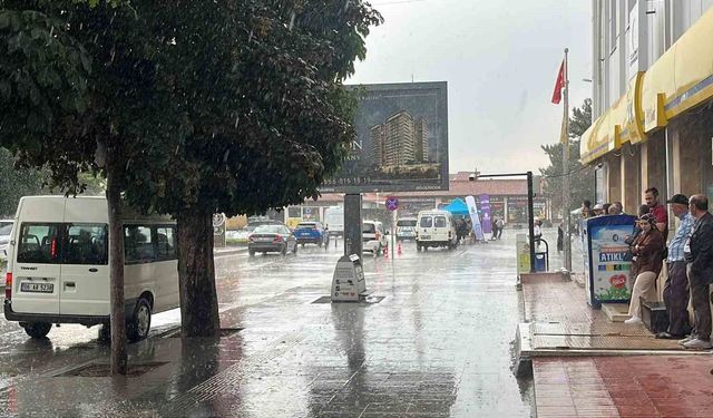 Çorum'da aniden bastıran sağanak vatandaşlara zor anlar yaşattı