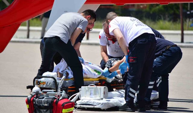 Çorum'da balkondan düşen çocuk ağır yaralandı, ambulans helikopterle Ankara'ya sevk edildi