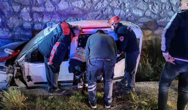 Çorum'da hafif ticari araç istinat duvarından yan yola uçtu: 2 yaralı