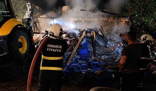 Çorum'da metruk bina alevlere teslim oldu
