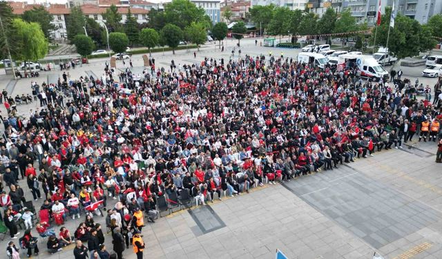 Çorum'da yüzlerce vatandaş A Milli Futbol Takımı'nı birlikte destekledi