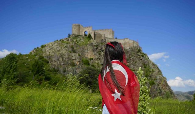 Dağcılar, 700 yıllık Kov Kalesi'ne Türk bayrağı asarak Milli Takım'a destek verdi