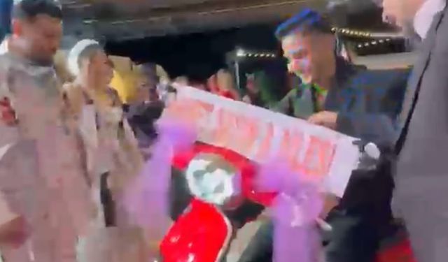Damada düğünde kırmızı motosiklet sürprizi