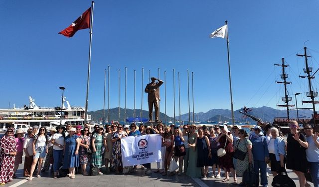 Denizli Büyükşehirin kurslarıyla yüzme öğrenen kadınlar denizle buluştu