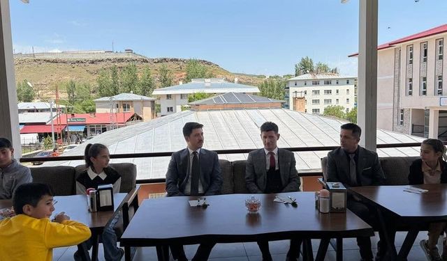 Digor Kaymakamı Ahmed Tayyib Kahraman'dan minik tiyatroculara anlamlı destek