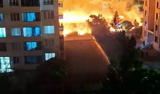 Diyarbakır'da korkutan yangın: Geceyi gündüze çeviren alevler apartmanlara sıçramadan söndürüldü