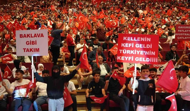 Dualarla milli takıma destek olundu, dev ekranda maç heyecanı yaşandı