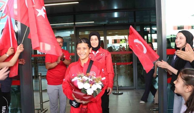 Dünya Şampiyonu Ayşegül Açık'a coşkulu karşılama
