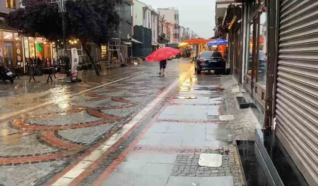 Edirne'de yağmura yakalanan vatandaşlardan ilginç çözüm